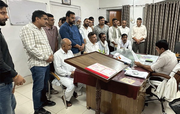 जबरन टैगिंग के विरोध में इफको के उत्पादों की खरीद का बहिष्कार जारी, सहकारी समितियों ने दी उर्वरक लाइसेंस सरेंडर करने की चेतावनी